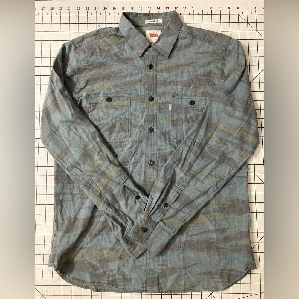 Levi’s Men’s Size Small Standard Fit Button Down Shirt